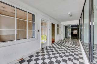 <p>Vous êtes à la recherche d'un bien incroyablement spacieux de pas moins de 750 m² pour laisser libre cours à votre créativité ? Découvrez ce loft de caractère à l'allure industrielle unique et aux possibilités infinies. Les hauts plafonds, les vastes espaces ouverts et les éléments authentiques créent instantanément cette ambiance loft si typique et confèrent au bâtiment un cachet particulier.<br />Cet ancien bâtiment industriel offre une base unique pour différentes affectations : d'une spacieuse habitation unifamiliale à un immeuble à appartements, un immeuble de bureaux ou encore une combinaison d'habitat et de travail. (sous réserve des permis nécessaires)<br />Le bâtiment dispose de pas moins de trois étages à part entière d'environ 250 m² chacun, soit une impressionnante superficie totale d'environ 750 m². Les hauts plafonds et les grands espaces ouverts se prêtent parfaitement à un concept de loft contemporain, où l'espace, la lumière et le charme industriel peuvent occuper une place centrale.<br />Au niveau du stationnement également, un atout supplémentaire est à souligner. Des possibilités de parking sont disponibles devant le bâtiment et, de plus, un parking public se trouve de l'autre côté de la rue.<br />Un bien de caractère, offrant du volume et surtout un grand potentiel pour qui recherche un projet unique avec une véritable ambiance loft.<br />Des plans existent déjà pour une combinaison d'habitat et de travail avec une extension vers un troisième étage (déjà autorisée par le passé mais actuellement caduque, à titre de référence).<br /></p>