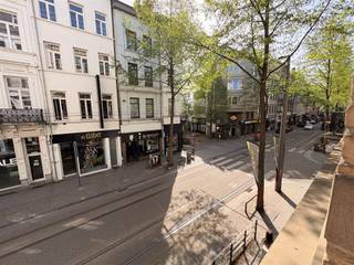 <p>Charmant 1-slaapkamerappartement op toplocatie – Nationalestraat/Franckenstraat, Antwerpen</p><p>Op de hoek van de Nationalestraat en Franckenstraat bevindt zich dit aangename appartement op de 1ste verdieping, ideaal voor wie centraal wil wonen in Antwerpen.</p><p>De leefruimte aan de voorzijde geniet van veel licht en biedt plaats voor zithoek en eethoek.</p><p>De keuken achteraan is uitgerust met een nieuwe ijskast, elektrisch kookvuur en hete luchtoven.</p><p>Slaapkamer achteraan zorgt voor optimale rust en privacy.</p><p>Naast de slaapkamer bevindt zich de badkamer met bad, lavabo en toilet. Er is ook een praktische berging aanwezig.</p><p>Topligging nabij het historische centrum, het Zuid en de Kammenstraat. In de buurt vind je tal van winkels, restaurants, cafés en openbaar vervoer. Het Museum van Schone Kunsten en het M HKA liggen op wandelafstand.</p>