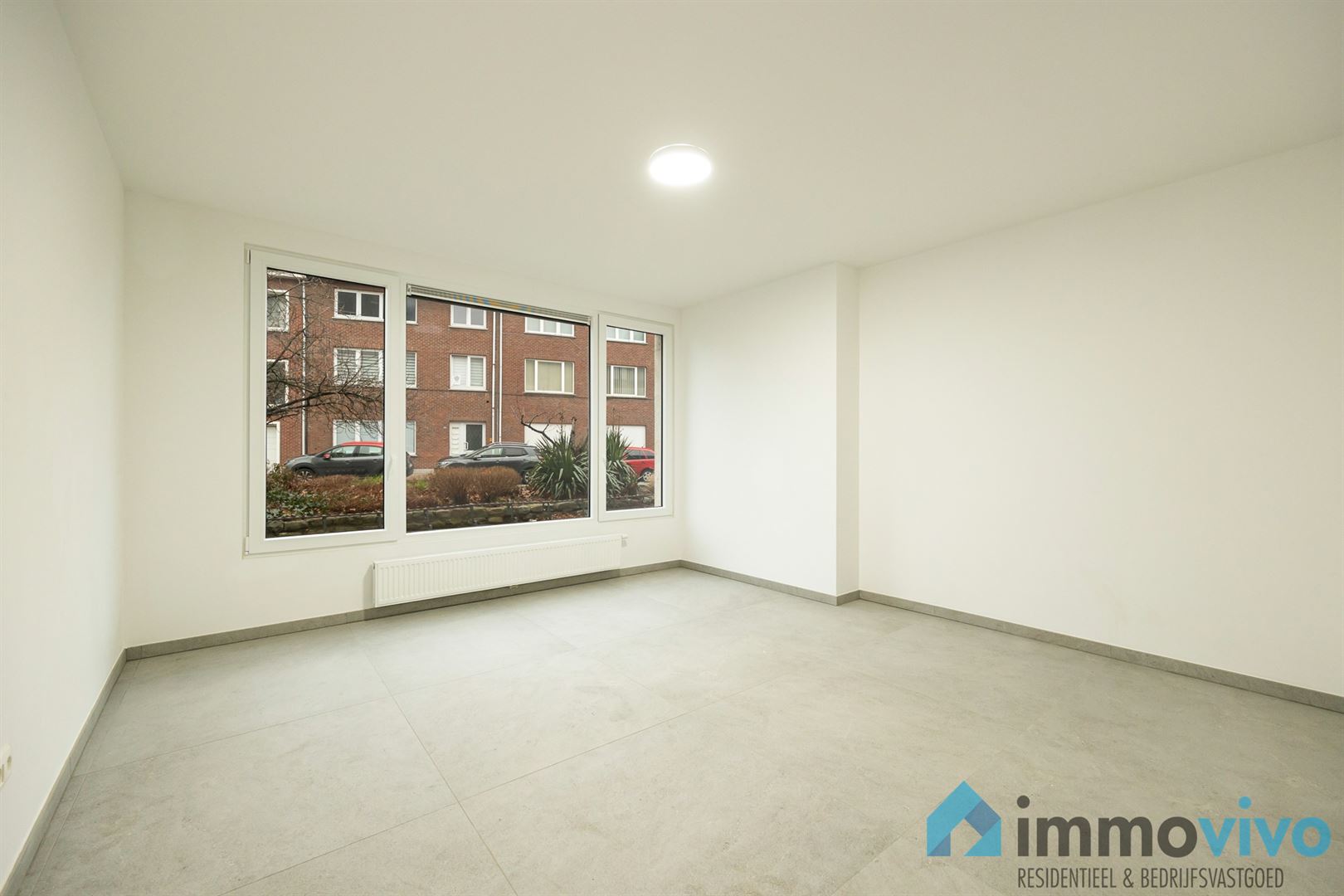 Gerenoveerd gelijkvloers met 2 slaap- en badkamers, terras en tuin - foto 3