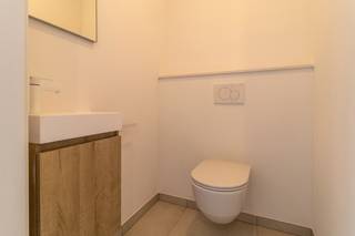 <div>Nossegem: ruime (225m²) nieuwbouw driegevel met 5 slaapkamers en 2 badkamers, op een mooi en goed gelegen perceel van 3a 26ca en ingedeeld als volgt:</div>
<div>-op het gelijkvloers: een mooie inkomhal/traphal met een apart wc-lokaal en ruimte voor een vestiaire, een open zithoek met aansluitend een volledig ingerichte keuken met eiland en aansluitend een eethoek en extra leeshoek.</div>
<div>-op de 1ste verdieping: een nachthal/traphal, 3 slaapkamers (16,5-10,8-12,7 m²), een apart wc-lokaal, een ruime badkamer (10m² met bad &amp; inloopdouche) en een aparte berging/wapslaats.</div>
<div>-op de 2de verdieping (deels onder de dakhelling): de hoofdslaapkamer (19m² en voorzien van inbouwkasten), een 2de slaapkamer (15,5m²), een nachthal/traphal, een apart wc-lokaal, een badkamer (inloopdouche en wastafel), een zolder/tech. ruimte.</div>
<div></div>