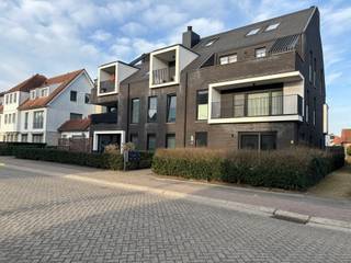 Modern gelijkvloers appartement in een recent woonproject.Het gebouw is prima gelegen in het centrum van Tielen, op wandelafstand van het station,...