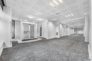Op een absolute toplocatie in het hart van Leuven bevindt zich dit ruime gelijkvloerse handelspand van ca. 191 m², gelegen aan het Monseigneur Ladeuzeplein. Het pand geniet van een prachtig open zicht op het Ladeuzeplein en de Universiteitsbibliotheek en combineert zo een representatieve uitstraling met een uitstekende bereikbaarheid. Parking Ladeuze bevindt zich vlakbij, net als openbaar vervoer, het station en het volledige commerciële en historische centrum van Leuven. Binnen beschikt het pand over een ruime en polyvalente indeling, aangevuld met sanitair, een keuken en airconditioning. Dankzij de oppervlakte en centrale ligging leent het pand zich uitstekend voor verschillende professionele of commerciële activiteiten. Volgens het EPC beschikt de niet-residentiële eenheid over een bruikbare vloeroppervlakte van 191 m² en energielabel B. Huurprijs: €3.000/maand. Onmiddellijk beschikbaar. Interesse of graag een bezoek? Contacteer ons via info@homies.be of 016 15 37 11. HOMIÉS, an Eye for Immo.