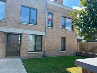 Prachtig centraal gelegen 2 slaapkamer appartement op 1e verdiep met een ruime, lichtrijke leefruimte met open keuken, groot Zuidgericht terras met prachtig zicht, bureau, veel bergruimte en overdekte staanplaats. Onmiddellijk beschikbaar. Huurprijs : 990€ p/m met een vaste kost van 60€ p/m.<br /><br />Beste<br />Om u kandidaat te stellen als huurder, verzoeken we via onderstaande link in te loggen, druk op de rode knop "Bezoek aanvragen" en vul uw <br />huurprofiel zo volledig en correct mogelijk in. Dit kan enkel met een laptop of tablet.<br /><br />https://albert.immo/listing/flat-for-rent-2310-rijkevorsel-7780908<br /><br />Indien dit niet werkt via de site immo Albert je bezoek aanvragen.<br />Extra ondersteuning<br />support@rentio. be is een live chat of telefonisch +32 15 102 001<br /><br />Je wordt dan uitgenodigd voor de 2 vaste bezoekmomenten. <br />Indien vragen contact opnemen via mail, niet telefonisch. <br />lieke@albert.immo<br />Bij Albert kom je thuis!<br /><br />INDELING: <br />• inkomhal <br />- ruimte om kapstok te voorzien<br />• Slaapkamer 1<br />- straatkant <br />- 10 m2<br />• Bureau<br />- 5 m2<br />- straatkant<br />• Slaapkamer 2<br />- straatkant<br />- 13 m2<br />• Toilet met handwasser<br />• Doucheruimte<br />- inloopdouche<br />- dubbele wastafel<br />- badkamermeubel<br />- spiegelkasten met stopcontact en verlichting<br />• Ruime berging / wasplaats<br />- technische ruimte<br />- maansluiting wasmachine<br />• Leefruimte met een open keuken<br />- zeer ruim<br />- veel lichtinval door de vele ramen<br />- uitzicht op het grote Zuidgerichte terras<br />• Open keuken<br />- keukenmeubel met dubbele spoelbak<br />- combi micro/oven<br />- keramisch vuur met een dampkap<br />- ingebouwde ijskast met vriesvak<br />- ingebouwde vaat<br />• Terras <br />- 13m2<br />- prachtig zicht op de houten fietsberging met groen dak, omringd door groen<br />- grote schuifraam<br />• Overdekte, ondergrondse garage<br />• Gemeenschappelijke berging voor de afvalcontainers. <br />• Fietsenberging <br />- 3 fietsen<br />Allerlei:<br />• Gebouw is 4 jaar oud<br />• Vloerverwarming<br />• Extra verwarmingselement in de badkamer<br />• Videofoon<br />• Ventilatiesysteem<br />• Rolgordijnen aan alle ramen behalve de grote schuifraam<br />• Volledig betegeld in grijze vloertegel<br />• Openbaar vervoer, scholen, winkels in de nabijheid