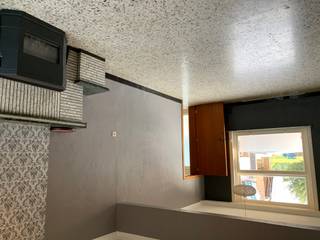 Grote woning met 4 slaapkamer en uitweg + garage.Deze  woning met individuele verwarming biedt een inkom, trap naar verdiep met 3 slaapkamers,...
