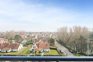 <p>Te koop: zongerichte studio in de Goethalsstraat, Nieuwpoort, met prachtig zicht op de Simliwijk en zonder inkijk.</p>

<p> </p>

<p>Dit appartement ligt in het centrum van Nieuwpoort, op korte afstand van openbaar vervoer en met vrij uitzicht over de groene omgeving. Dankzij de zongerichte ligging geniet u de hele dag van natuurlijke lichtinval. Het ontbreken van inkijk zorgt voor optimale privacy, terwijl het uitzicht op de charmante Simliwijk een unieke troef is.</p>

<p> </p>

<p>Belangrijkste ruimtes:<br />• Living met grote ramen en toegang tot het terras, ideaal om van het zonlicht en het uitzicht te genieten.<br />• Keuken met praktische indeling.<br />• Badkamer met douche en wastafel.<br />• Inkomhal die de verschillende ruimtes verbindt.<br />• Slaaphoek, perfect voor een compacte slaapoplossing.<br />• Terras met vrij zicht over de wijk.</p>

<p> </p>

<p>Troeven:<br />• Zongerichte ligging voor maximale lichtinval.<br />• Geen inkijk, volledige privacy.<br />• Prachtig uitzicht op de Simliwijk.</p>

<p> </p>

<p>Neem vandaag nog contact op met uw ERA-makelaar voor een bezoek.<br />058 222 222 of op gert@eraservimo.be</p>

<p> </p>

<p>JOUW DROOMAPPARTEMENT. ZO GEVONDEN!</p>