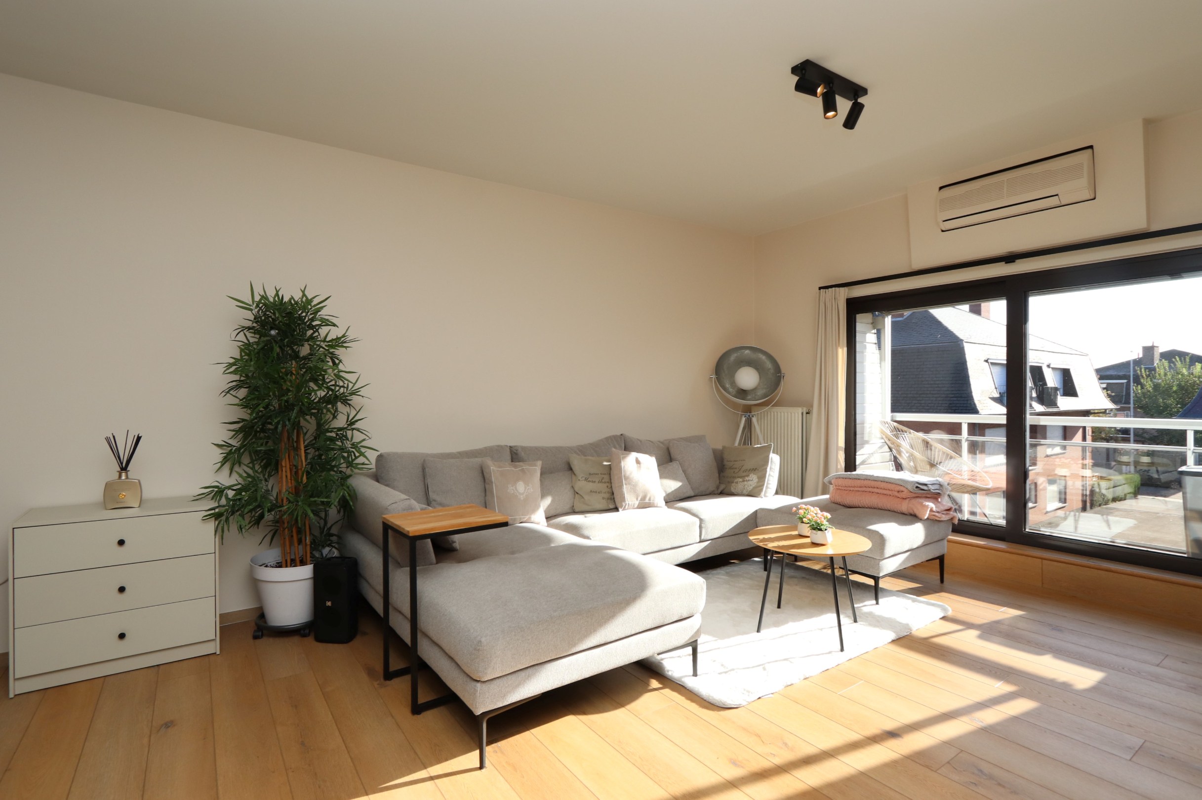 GERENOVEERD 2 SLAAPKAMER APPARTEMENT MET GARAGE - foto 1