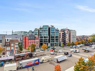 Dit instapklaar en ruim appartement vinden we terug op het Kolonel Dusartplein, aan de binnenzijde van de kleine ring van Hasselt. Bij het buitenstappen sta je pal in het bruisende centrum van Hasselt. Er zijn 2 ruime terrassen van 21m² en 14m² met een prachtig zicht over het plein. <br /><br />Indeling:<br />Het appartement is toegankelijk via trap en lift, per verdieping bevinden zich slechts 2 appartementen die gebruik maken van de lift. Via de veiligheidsdeur betreden we de inkomhal van het appartement. Van hieruit gaan we verder naar de leefruimte van 78m² met open keuken. In de leefruimte is er een op maat gemaakte bureau gecreëerd. Wat meteen opvalt is de zee van licht die gecreëerd wordt dankzij de kamerbrede en plafondhoge ramen. De kwalitatieve materialen wo. de parketvloer geven het geheel een luxueuze uitstraling. Er is een waterdamphaard aangesloten aan de waterleiding en deze zit verwerkt in het tv/audio meubel.<br />De open keuken is compleet uitgerust.<br />De ruime terrassen zijn goed georiënteerd en zijn tevens voorzien van verlichting. <br />Via de nachthal krijgen we toegang tot de master bedroom met ensuite dressing. Aansluitend bevinden er zich nog 2 ruime slaapkamers. Centraal ligt de mooie en praktische badkamer. Het appartement is voor de rest ook voorzien van verschillende op maat gemaakte opbergkasten wat het geheel ook uiterst praktisch maakt. Er zijn 2 toiletten nl. het gastentoilet en de andere vinden we terug in de badkamer.<br />De ruime wasplaats is voorzien in de technische berging.<br /><br />In de kelder bevindt zich nog een ruime en makkelijk bereikbare staanplaats en een ruime kelderberging. Er is nog een extra parking bij aan te kopen.<br />De parking bereik je heel makkelijk via de kleine ring of via de Koning Boudewijnlaan. Het betreft een gedeelte van de Q-parking wat enkel toegankelijk is voor bewoners van de residentie.<br />In de kelder is er tevens een gemeenschappelijke fietsenstalling en containerlokaal voorzien.<br /><br />Buitengewone kenmerken:<br />- Zéér goede ligging<br />- Instapklaar<br />- Prachtig zicht<br />- 143m² bruikbare oppervlakte (bron EPC)<br />- 3 slaapkamers<br />- 2 terrassen<br />- Breedte gevoel appartement <br />- Energiezuinig EPC A<br />- Kelderberging incl.<br />- 1 autostaanplaats incl. <br />- 1 autostaanplaats bij aan te kopen<br />- 2 inkomdeuren aangezien 2 appartementen samengesmolten zijn.