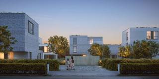 <h3>'S GRAVENSICHT – LAATSTE 5 LUXEWONINGEN IN 'S GRAVENWEZEL</h3>
<p>In het prestigieuze nieuwbouwproject 'S GRAVENSICHT in 's Gravenwezel zijn de laatste 5 woningen beschikbaar. Deze energiezuinige BEN-woningen (E-peil &lt;30) combineren hoogwaardige afwerking met duurzaam comfort en een unieke ligging in een prachtig aangelegd park, met blijvend groen zicht op de omliggende weiden.</p>
<p>Elke woning is voorzien van de nieuwste technieken: warmtepomp, ventilatiesysteem met warmterecuperatie, zonnepanelen, vloerverwarming, driedubbele beglazing, aluminium ramen met ingebouwde screens. Binnenafwerking is volledig naar wens en omvat o.a. parketvloeren, maatwerkkeukens, volle binnendeuren en 1 à 2 badkamers. Alle woningen worden instapklaar opgeleverd met schilderwerken en verlichting in juni 2025.</p>
<p>Beschikbaar: woningen van 125 m² tot 165 m² bewoonbare oppervlakte, met 3 tot 4 slaapkamers, ondergrondse parkeerplaatsen, ruime berging, privé tuin en terras op een omheind perceel.</p>
<p>Verkoop onder btw-stelsel.</p>
<p>Wonen op een toplocatie, in alle rust en comfort? Neem vandaag nog contact op met FLOR Vastgoed voor een bezoek ter plaatse.</p>