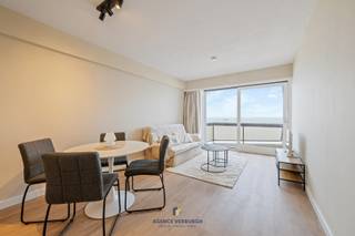 Op de negende verdieping van een verzorgde residentie aan zee bevindt zich dit volledig vernieuwde appartement, waar klasse, rust en comfort samenkomen. De zand- en natuurtinten brengen de sfeer van het strand naar binnen, terwijl de harmonie tussen leefruimte en keuken zorgt voor een open, lichtrijk en uitnodigend geheel. Vanop het balkon met zicht op zee en de iconische Pier geniet u van elke zonsondergang. De keuken, badkamer en slaapkamer werden met oog voor detail vernieuwd, met duurzame materialen, kwaliteitsvolle afwerking. Volledig instapklaar – klaar om meteen te genieten van een zorgeloos verblijf aan zee.<br /><br />Verwarming: Elektrisch | EPC: 212 kWh/m² ~ UC: 0003275858-RES-1 | Oppervlakte: +/- 42 m² (totale indicatieve oppervlakte op basis van EPC-attest) | Overstromingsgevoeligheid: P-Score: A (A0859/00K021), G-score: A (ID 7781984|8045897) | Stedenbouwkundige inlichtingen: Woongebied, Vergund, Geen gerechtelijke of maatschappelijke maatregelen opgelegd, Geen voorkooprecht, Geen verkavelingsvergunning