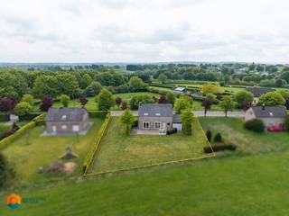 Vlakbij Natuurpark Hoge Venen-Eifel bevindt zich deze instapklare woning met 4 slaapkamers, 2 badkamers en tuin op een ruim perceel van 1122 m². Gezien de centrale ligging geniet u hier van een goede bereikbaarheid via belangrijke invalswegen, in de nabijheid van scholen, horeca, winkels en het openbaar vervoer.<br /><br />We betreden de woning via de inkomhal met toegang tot de eerste badkamer, voorzien van lavabo, toilet en douche. Vanuit de hal komen we in de lichtrijke leefruimte, dewelke kan ingericht worden als gezellige zithoek en aparte eetplaats. Aangrenzend aan de leefruimte bevindt zich de open keuken, voorzien van de voornaamste toestellen. Naast de keuken hebben we toegang tot de berging/wasplaats alsook de inpandige garage. In de tuin met terras en tuinhuis hebben we een panoramisch zicht over de Hoge Venen. Op deze unieke locatie kan u steeds in alle rust en privacy genieten van het mooie weer. De nachthal op de eerste verdieping geeft ons toegang tot 4 ruime slaapkamers en de tweede badkamer, voorzien van een lavabo, toilet en ligbad. Ook is er een kruipzolder aanwezig in de woning.<br /><br />Naast de inpandige garage is de woning ook voorzien van een carport. <br /><br />Dit is een uitstekende opportuniteit als u op zoek bent naar een instapklare woning met 4 slaapkamers, 2 badkamers en tuin op een mooi perceel van 1122 m² in de regio van Waimes. Contacteer ons voor meer informatie via 0472 82 80 66 of neem een kijkje op www.boonstravastgoed.be .<br /><br />Bijzonderheden:<br />- Centrale ligging<br />- 4 slaapkamers en 2 badkamers<br />- Uitzonderlijk zicht op de Hoge Venen