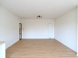 Vous avez toujours rêvé de vivre au calme, tout en restant à proximité d'un quartier animé et convivial ?<br />Cet appartement entièrement rénové, situé à Hoevenen/Stabroek, dispose de deux chambres spacieuses (environ 13 m² et 10 m²) ainsi que d'une belle salle de bains aménagée avec douche à l'italienne.<br /><br />La cuisine ouverte de qualité est équipée d'une plaque de cuisson vitrocéramique et d'un lave-vaisselle. Elle s'intègre harmonieusement à la salle à manger et au séjour, offrant ensemble une superficie d'environ 47 m².<br />L'appartement dispose également d'un débarras pratique avec raccordements pour machine à laver et sèche-linge, d'une terrasse, d'un WC séparé pour les invités et, sans oublier, d'un garage fermé privatif.<br />Le bien est situé dans un environnement verdoyant, à proximité de plusieurs commerces.<br />Location du garage fermé : 50,00 €/mois.<br /><br />Les charges mensuelles (65,00 €) comprennent la consommation d'électricité et l'entretien des parties communes, ainsi que la consommation d'eau privative.<br />L'appartement convient pour un maximum de 3 personnes et est disponible à partir du 01/11/2026.