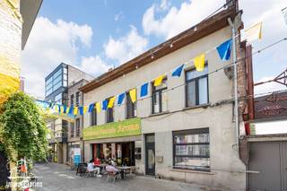 Opbrengsteigendom met handelsruimte, woonst én aanpalende woning – topligging in Sint-NiklaasIdeale investering met een mooie netto rendement van...