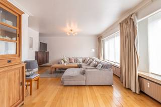 Vlak bij het centrum van Merksem vinden we dit ruime handelspand met duplex appartement terug. De ligging is eenvoudigweg top:...