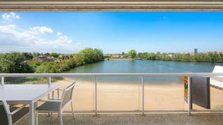 Mooi recent en instapklaar appartement met grote terrassen op wandelafstand van de Zeedijk.<br /><br />Indeling: Inkomhal met vestiairekast, ruime woonkamer met toegang tot het groot zongericht terras met zicht op het meer en strand, ingerichte open keuken, gastentoilet, berging met aansluiting voor wasmachine, badkamer voorzien van bad, dubbele wastafel en toilet, aparte douchekamer met wastafel, twee grote slaapkamers voorzien van ingemaakte kasten met toegang tot het terras achteraan wat zicht geeft op de toekomstige nieuwe golf van Knokke.<br />Inclusief privatieve kelderberging in het gebouw. <br /><br />Mogelijkheid tot aankoop van een parkeerplaats op het domein (30.000 Euro) en/of gesloten garagebox in het gebouw (75.000 Euro)<br /><br />Appartement gelegen in de laatste en meest recentste fase.<br />Deze residentie beschikt over een overdekt privé zwembad,<br />privéstrand, sportfaciliteiten en parking plaatsen op eigen terrein.<br /><br />O.a. aanwezig: gemeenschappelijke fietsenberging in het gebouw, in de woonkamer is een extra opklapbed voorzien wat twee extra slaapplaatsen creëert...<br />Het perfecte vakantieappartement met goede verhuurmogelijkheden.<br />