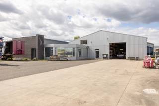 Multifunctionele industriehal met kantoren op de industriezone "Bosstraat" te Hamont-Achel. Het terrein heeft een totale oppervlakte van 31 are 32 ca. Vooraan het gebouw heeft u voldoende parkeermogelijkheden voor auto's en vrachtwagens.<br />De bedrijfshallen dateren van 1990 en zijn afgewerkt met industriële damwanden en het dak bestaat geïsoleerde plaatstalen wanden. Tevens is er een grote sectionaalpoort met een hoogte en breedte van 4m. De verwarming is voorzien op gas met warme luchtblazers en radiatoren voor de kantoren.<br /><br />Het kantoorgebouw heeft een grondige renovatie gehad in 2008. <br />De indeling van het kantoorgebouw kan u eenvoudig naar eigen voorkeur wijzigen.<br /><br />INDELING:<br />Totaal van het bedrijf gelijkvloers - netto beschikbare ruimte: 1.216,70 m²<br />KANTOORGEDEELTE: (284,90m²)<br />+ Inkomhal (63 m²)<br />+ Besprekingsruimte (15,80 m²)<br />+ Receptie (15,8 0 m²)<br />+ Bureelruimte 1 (20,90 m²)<br />+ Bureelruimte 2 (20,90 m²)<br />+ Bureelruimte 3 (20,90 m²)<br />+ Bureelruimte 4 (21 m²)<br />+ Bureelruimte 5 (33,20 m²)<br />+ Refter (39,20 m²)<br />+ Sanitaire groep (17,80 m²)<br />+ Hal met trap naar de verdieping (16,30 m²)<br /><br />BEDRIJFSHALLEN: (931,80 m²)<br />+ Kleedruimte met douches en wc's en cv-ruimte (33,90 m²)<br />+ Bureel werkplaats (10 m²)<br />+ Gang (27,90 m²)<br />+ Reparatieruimte (54,20 m²)<br />+ Werkplaats 1 (214,70 m²)<br />+ Werkplaats 2 (335 m²)<br />+ Magazijn (143,80 m²)<br />+ Verzending- / ontvangstruimte (47,80 m²) <br />+ Monteurs/ garage (64,50 m²)<br />+ Overkapping (niet vergund) <br /><br />EERSTE VERDIEPING KANTOORGEBOUW (161,60 m²)<br />+ Kantoorruimte (53,60 m²)<br />+ Archiefruimte (10,50 m²) <br />+ Vergaderzaal (79,50 m²)<br />+ Overloop (18 m²)<br /><br />Bent u opzoek naar een gunstig gelegen bedrijfshal en kantoorgebouw met diverse mogelijkheden? <br />Neem contact met ons op en we helpen u graag verder.
