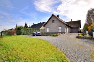 In het landelijke Maarke-Kerkem, deelgemeente van Maarkedal treffen we deze open bebouwing. De woning is uitstekend gelegen en zorgt voor een...