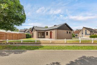 <p>In een <strong>rustige doodlopende straat</strong> te Okegem bevindt zich <strong>deze te renoveren bungalow</strong> <strong>op een perceel van 402 m²</strong>. Dankzij de uiterst rustige ligging geniet u hier van de nodige <strong>woonrust, </strong>terwijl winkels, scholen, openbaar vervoer en het treinstation zich op korte afstand bevinden. Bovendien is er een vlotte verbinding naar Ninove, Denderleeuw, Liedekerke en Roosdaal. De woning omvat een inkomhal, een afzonderlijk toilet, een lichtrijke keuken, een gezellige leefruimte, <strong>twee slaapkamers</strong>, een badkamer en <strong>een garage.</strong> Daarnaast beschikt het pand over <strong>een oprit, een terras en een voortuin</strong>. Deze bungalow biedt tal van mogelijkheden voor wie op zoek is naar een woning die volledig naar eigen smaak en wensen kan worden ingericht. <strong>Dankzij de bestaande structuur en de uitbreidingsmogelijkheden kan de woning mits de nodige renovatiewerken worden omgetoverd tot een moderne en energiezuinige bungalow op een bijzonder rustige locatie. </strong>Bent u op zoek naar een renovatieproject met potentieel, op een aangename ligging en met alle voorzieningen binnen handbereik? Dan is deze woning zeker een bezoek waard. CV op stookolie – Buitenschrijnwerk in PVC/hout met dubbele beglazing. (Maatregelen opgenomen in het maatregelenregister: neen)</p>