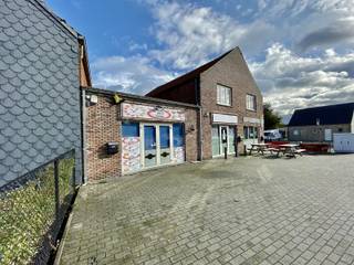 Handelszaak van 70 m² aan de Aarschotsesteenweg te Vissenaken met ruime parking voor de deur.De handelszaak bestaat uit een commerciële ruimte,...