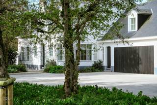 Bestaande uit: Inkomhal, ruime vestiaire of bureel, lichtrijke living met ingemaakte kasten, luxueus afgewerkte keuken met toestellen van V-zug, bijkeuken, masterbedroom met ensuite badkamer en prachtige dressing, 2de slaapkamer met badkamer, fitnessruimte (of berging), garage, verschillende kelders (oa wijnkelder & cv-kelder), parking met laadmogelijkheden, prachtig nieuw aangelegde tuin. Mogelijkheid om ca 2ha bij te kopen (weides en landbouwgrond). Unieke recente totaalrenovatie (V2 architecten). Koelen en verwarmen via vloerverwarming(warmtepomp), eveneens airco aanwezig.<br />