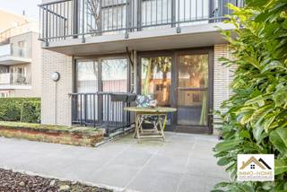 In Merelbeke, vlak bij Gent, bevindt zich deze interessante opbrengstwoning die momenteel wordt uitgebaat als gastenkamers. Bij binnenkomst op het gelijkvloers leidt een lange gang je naar vier ruime slaapkamers, waarvan één met toegang tot een terras. Daarnaast zijn er twee badkamers, elk uitgerust met een douche, lavabo en toilet. Er is een ingerichte keuken met plaats voor een eettafel. Verder is er een ruime studio met een ensuite douche en toilet. Op het benedenverdiep vind je nog twee slaapkamers, een badkamer met douche en toilet, een tweede ingerichte keuken met gezellige zithoek, een extra ruime wasplaats en een aparte gang met eigen toegangsdeur voor de benedenverdieping. Buiten biedt de woning een dubbele staanplaats in de garage met elektrische poort, evenals een aparte, afsluitbare fietsenstalling. Kortom, deze eigendom biedt tal van mogelijkheden voor verdere uitbating of herbestemming.. Inschrijven via mail naar info@immo-home.be, geen telefonische inschrijvingen! Volg ons op Fb en Insta. Voor meer info: www.immo-home.be. GRATIS SCHATTING &amp; GRATIS FINANCIEEL ADVIES