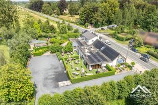 Deze prachtige brasserie is in 2024 volledig vernieuwd en gerenoveerd, waardoor het een schitterende opportuniteit vormt voor iemand die op zoek is naar een zeer goed gelegen horeca-handelspand. De inkom vertelt al meteen een verhaal van tijdloze en kwaliteitsvolle afwerking die doorheen het volledige pand terug te vinden is : de zwartmetalen structuur brengt je gasten binnen tot in een ruime en gezellige L-vormige eetzaal. De houten plafondstructuur zorgt voor een tijdloze sfeer, terwijl de raampartijen voor- en achteraan zorgen voor een aangename lichtinval. Vanachter de bar is er toegang tot een koele opbergruimte en een personeelskeuken. Vanuit de eetzaal kom je via een dubbele zwartmetalen deur tot in een heel mooie feestzaal in L-vorm, waar voorzien is in een eigen bar en vaste discobar. De open dakstructuur zorgt hier voor een heel aangename openheid en ruimtelijkheid. Deze zaal is tevens toegankelijk via een aparte ingang, die direct aansluit op de ruime parking. Tussen beide zalen bevindt zich de keuken, die ook volledig werd vernieuwd en dus voorzien is van alle mogelijke moderne keukeninstallaties. Onder de keuken vinden we een ruime kelder, en het centrale sanitaire blok - ook volledig nieuw - is tevens vanuit beide zaal bereikbaar. Buiten is er voorzien in een aantal zonovergoten terrassen, met als absoluut toetje het eigen plekje aan het water. Bovenin het pand bevindt zich een nog verder af te werken appartement, bestaande uit een grote leefruimte met open keuken (en groot terras met zicht op de landelijke omgeving), drie ruime slaapkamers (waarvan één met aanpalende dressing) en een centrale badkamer met grote inloopdouche. Inboedel is over te nemen. Inschrijven via mail naar tommy@immo-home.be, geen telefonische inschrijvingen! Volg ons op Fb en Insta. Voor meer info: www.immo-home.be. GRATIS SCHATTING &amp; GRATIS FINANCIEEL ADVIES