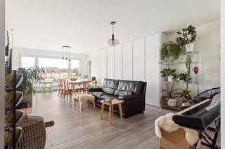 Zeer centraal gelegen appartement op de 5eV (met LIFT) , dat een prachtig panoramisch uitzicht over de stad biedt.  Het bevindt zich in een...