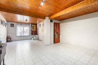 <p><strong>Te koop: te renoveren woning in het centrum van Vilvoorde, rustig gelegen aan de oever van de Zenne met achtertoegang tot het wandelpad.</strong></p><p>Deze woning uit 1932 combineert een centrale ligging met een groene, rustige omgeving. Vanuit de zuidwest georiënteerde stadstuin geniet u van de middag- en avondzon, terwijl u toch op wandelafstand bent van winkels, scholen, openbaar vervoer en het treinstation. De achtertoegang naar het wandelpad langs de Zenne biedt een unieke verbinding met natuur en ontspanning.</p><p><strong>Belangrijkste ruimtes:</strong></p><p>• Woonkamer (31,8 m²) met kachel en veel lichtinval</p><p>• Keuken (12,5 m²) met gasfornuis, dampkap en ontbijthoek</p><p>• Veranda (12,0 m²) met zicht op de tuin</p><p>• Badkamer (4,4 m²) met ligbad, bidet en aansluiting voor wasmachine</p><p>• 4 slaapkamers (11,7 m²; 13,4 m²; 17,9 m²; 11,9 m²)</p><p>• Zolder (15,2 m²) bereikbaar via vlizotrap</p><p>• Zuidwest georiënteerde stadstuin (22 m²)</p><p><strong>Troeven:</strong></p><p>• Gelegen in het centrum van Vilvoorde</p><p>• Rustige ligging aan de oever van de Zenne met achtertoegang tot wandelpad</p><p>• Zuidwest georiënteerde stadstuin</p><p><strong>Neem vandaag nog contact op met Selena Perez y Latorre via +32 2 335 11 13 voor een bezoek.</strong></p><p>JOUW DROOMHUIS. ZO GEVONDEN!</p>