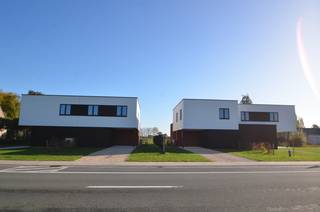 Aan de rand van Lokeren, net op grondgebied Overmere, ontdek je deze bijzonder ruime nieuwbouwwoning met een open, landelijk uitzicht. <br />De woning maakt deel uit van een kleinschalig project van vier energieneutrale woningen (waarvan één reeds verkocht) en valt op door haar doordachte indeling, verfijnde afwerking en duurzame bouwmethode.<br /><br />Binnen word je verrast door de ruimte, het licht en het comfort. Overal is vloerverwarming voorzien (boven en beneden) met thermostaat per kamer. De stijlvolle open keuken is uitgerust met kwaliteitsapparatuur, waaronder een stoomoven, microgolf en geïntegreerde dampkap, en sluit aan op een praktische berging. De leefruimte biedt een prachtig zicht op de tuin en de omliggende natuur.<br /><br />Op de verdieping vind je een ruime nachthal met apart toilet, drie slaapkamers, een dressing en een badkamer met hoogwaardige afwerking. De kamerhoge binnendeuren versterken het gevoel van luxe en openheid.<br /><br />Deze woning geniet van een uitzonderlijke isolatie en een aangenaam binnenklimaat. In combinatie met de warmtepomp (Ecoterm), vloerverwarming, ventilatiesysteem D en zonnepanelen behaalt ze het laagste E-peil (energieneutraal), volledig conform de strengste energie-eisen. Achteraan zorgt een screen voor extra wooncomfort.<br /><br />De ligging combineert het beste van twee werelden: uitzicht op de natuur, met de E17 en uitvalswegen dichtbij, waardoor Lokeren, Zele, Dendermonde en Gent zeer vlot bereikbaar zijn.