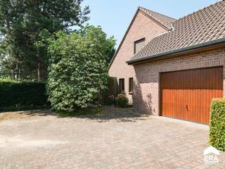 <p>Ruime open bebouwing in Hechtel-Eksel met grote tuin en bouwgrond.</p>

<p>Deze ruime gezinswoning uit 1994 is afgewerkt met kwalitatieve materialen en biedt een comfortabele indeling voor wie ruimte en rust zoekt. De woning beschikt over maar liefst 28a47ca perceeloppervlakte, bestaande uit 19a04ca met woning en een naastgelegen bouwgrond van 9a43ca, wat extra mogelijkheden biedt. Met 4 à 5 slaapkamers en een aangename tuin is dit een ideale woning voor gezinnen of wie wonen en werken wil combineren. Een verzorgd huis met veel potentieel op een interessante locatie in Hechtel-Eksel.</p>

<p>Troeven:<br />• Ruime woning afgewerkt met kwalitatieve materialen<br />• Totale perceeloppervlakte van 28a47ca inclusief naastgelegen bouwgrond<br />• Gezinswoning met 4 à 5 slaapkamers<br /><br />Indeling: zie bijlage</p>

<p>Neem vandaag nog contact op voor een bezoek aan deze ruime woning in Hechtel-Eksel.</p>

<p>JOUW DROOMHUIS. ZO GEVONDEN!</p>