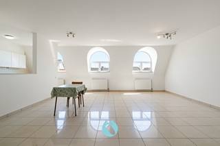 <p>Lichtrijk en instapklaar appartement op de bovenste verdieping van residentie 'Voorhaven'</p><p> </p><p>Op zoek naar een instapklaar appartement op een uitstekende locatie?</p><p>Dit lichtrijke appartement bevindt zich op de bovenste verdieping van residentie 'Voorhaven' en geniet van een bijzonder gunstige ligging, nabij het centrum van Gent, openbaar vervoer, scholen, winkels en tal van andere voorzieningen.</p><p> </p><p>De indeling van het appartement omvat een inkomhal, een ruime en lichtrijke leefruimte, een keuken met praktische berging, twee volwaardige slaapkamers, een badkamer met wastafel, toilet en ligbad, een afgescheiden toilet en een technische ruimte.</p><p>Daarnaast beschikt het appartement over een privatieve kelderberging en een gemeenschappelijke fietsenberging. </p><p> </p><p>Troeven:</p><ul><li><p>Uitstekende ligging nabij het centrum van Gent</p></li><li><p>Instapklaar en recent geschilderd</p></li><li><p>Twee volwaardige slaapkamers</p></li><li><p>Mogelijkheid tot aankopen ondergrondse autostaanplaats</p></li></ul><p><strong>Disclaimer:</strong> De foto's in deze online publiciteit zijn deels bewerkt met behulp van artificiële intelligentie (AI) om de visualisatie van de ruimtes te optimaliseren. Ze dienen uitsluitend ter illustratie en kunnen afwijken van de werkelijke situatie. Tijdens een plaatsbezoek krijg je een correct beeld van het pand.</p><p> </p><p><strong>Interesse?</strong></p><p>Neem contact met ons op voor een bezoek via 0499/84.71.00 of stuur een e-mail naar chabelli@vastgoeddevos.be.</p>