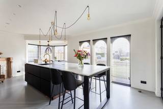 Deze gezellige, ruime en volledig gerenoveerde villa ligt in het hart van Deerlijk. Op wandelafstand van scholen, winkels en alle...