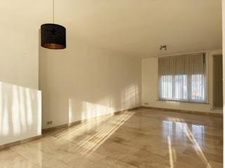 Bezoek op afspraak, bel 09 279 11 22 of info@centeroffice.be<br /><br />Het appartement is meer dan vijftig jaar eigendom van dezelfde eigenaar en werd steeds perfect onderhouden. De residentie is volledig opgesplitst en vergund (zie bijlage):<br />Het appartement op de tweede verdieping heeft een grootte van +- 106 m2 (EPC: 317) met aansluitend plat dak.  1 slaapkamer. Doordat het gebouw slechts uit 3 appartementen bestaat is er geen syndicus aanwezig in het gebouw.<br /><br />Het gebouw is voorzien van 12 cm PUR-platen in de platte daken en 18 cm minerale wol (MW) in de hellende daken. De ramen zijn uitgerust met dubbel glas, en de achtergevel is geïsoleerd. De appartement wordt verwarmd met individuele condenserende gasketel.<br /> 