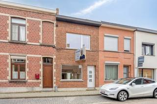 Deze instapklare woning is gelegen in Kessel-Lo in een rustige straat op slechts 8 minuten fietsen van Leuven centrum.<br /><br />Indeling:<br /><br />We betreden de woning via de inkomhal met apart gastentoilet. Links van de inkomhal bevindt zich de lichtrijke woonkamer en eetkamer, aansluitend vinden we de keuken. Achter de keuken bevindt zich de buitenruimte die makkelijk gebruikt/omgezet kan worden naar een terras of stadstuin.<br /><br />Via de trap bereiken we de eerste verdieping. Hier bevinden zich 2 slaapkamers van 15m² en 38,5 m², elk met eigen douche en lavabo. De grote slaapkamer is een duplex met op de 2de verdieping een ruimte van 24m². Deze ruimte kan ook dienen als 3de slaapkamer mits het plaatsen van een gyproc muur. <br /><br />Tot slot is er een ruime kelder voor stockage.<br /><br />Elektriciteit is niet conform. EPC C. Verwarming op aardgas. De ramen werden in 2026 vernieuwd.<br /><br />Voor meer info of een bezoek ter plaatste, mag u ons steeds contacteren!