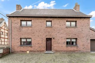 Te renoveren gezinswoning met garage en bijgebouw op 4a85ca gelegen op een uiterst rustige locatie te Voeren. Dagelijkse voorzieningen...