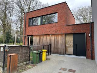 Gelegen op de grens van Mortsel en Hove vindt u deze volledig gerenoveerde woning (2020), afgewerkt met oog voor comfort en energiezuinigheid. De woning beschikt over 12 zonnepanelen, een thuisbatterij van 10 kW, EPC-label A en een conforme elektrische installatie.<br /><br />Bij het betreden van de woning komt u in de inkomhal met ingemaakte kasten en toegang tot de badkamer. Onder de trap bevindt zich de regenwaterpomp (voor toiletten) en extra bergruimte. Verder is er in de hal een apart toilet.<br /><br />De leefruimte en eetkamer vormen één open geheel en sluiten naadloos aan op de ruime, volledig uitgeruste keuken met kwalitatieve Siemens-toestellen en veel kastruimte. Aansluitend is er nog een praktische berging met technieken. De volledige benedenverdieping is afgewerkt met een onderhoudsvriendelijke tegelvloer.<br /><br />Op de bovenverdieping bevinden zich drie slaapkamers en een extra toilet, afgewerkt met laminaat.<br /><br />De woning geniet van veel natuurlijke lichtinval dankzij de grote raampartijen. Overal (behalve in de keuken en hal) zijn ondoorzichtbare screens voorzien, waardoor gordijnen overbodig zijn. De slaapkamers en het schuifraam beneden zijn uitgerust met vliegenramen.<br /><br />Qua comfort is de woning volledig mee met zijn tijd: vloerverwarming op het gelijkvloers en airconditioning (warm/koud) in elke slaapkamer. Hierdoor is er geen plaatsverlies door radiatoren. Daarnaast zijn er tal van stopcontacten met USB-aansluitingen voorzien en werken de verlichting in de hal en toiletten met automatische sensoren en timer.