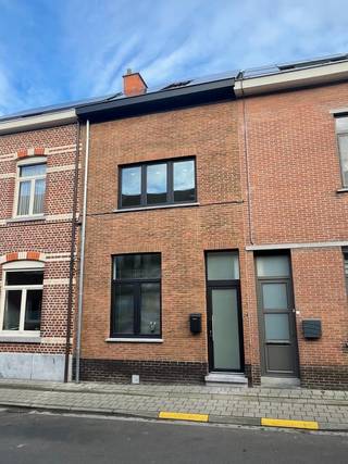 Deze charmante en recent (2025) en volledig gerenoveerde rijwoning combineert hedendaags wooncomfort met een warme, huiselijke sfeer.Dankzij de grote...