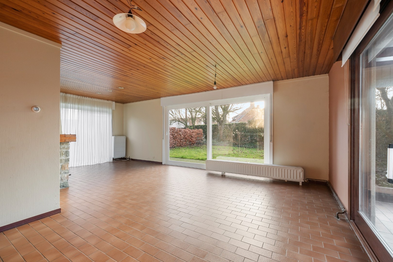 Gelijkvloerse woning met 3 slaapkamers, ruime garage en tuin. - foto 4