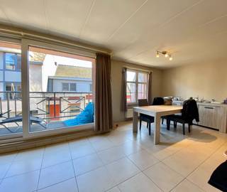 <p>Centraal gelegen appartement in het centrum van Sleidinge, voorzien van alle moderne comfort. Het pand is gelegen op wandelafstand van verschillende commerciële zaken, winkels, eetgelegenheden, scholen en openbaar vervoer. Elke vrijdag is er markt op het Wilfried Martensplein van Sleidinge, gezelligheid gegarandeerd! <br /><br />Het appartement is gelegen op de eerste verdieping en bestaat uit een inkomhal met vestiaire-ruimte, ruime leefruimte met open ingerichte keuken, berging, badkamer met ligbad-douche-wastafel, toilet, twee slaapkamers en balkon. Er is een autostaanplaats aanwezig achter het gebouw.<br /><br />Lift aanwezig.<br />Provisie gemeenschappelijke kosten: 60 euro per maand.<br />Vrij per 1 oktober 2026<br />EPC: 147 Kwh/m²<br /><br /><strong>Een bezoek kan uitsluitend via onze website aangevraagd worden: https://www.vastgoeddevos.be/te-huur, klik het pand aan en klik vervolgens op "vraag hier uw bezoek aan". </strong></p>