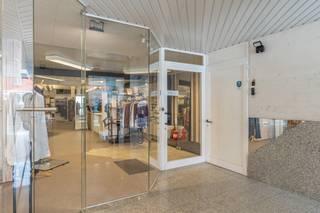<strong>Goed gelegen gelijkvloers handelspand van maar liefst 436m²</strong><br />EPC: D-label | Gunstige locatie | Achteraan bereikbaar <br /><br />Dit goed gelegen handelspand bedraagt maar liefst 436 vierkante meter bruikbare vloeroppervlakte. Bovendien is het pand goed bereikbaar langs achter, altijd handig voor leveranciers. Het pand biedt voldoende opslagruimte met onder andere een kelderberging, aparte garagebox en grote magazijnruimte achteraan. <br /><br /><strong>Troeven: <br /></strong>- Meer dan 70 meter diep, waardoor de volledige 436m² gelijkvloers gelegen is. <br />- Vlot bereikbaar voor leveranciers dankzij achteringang<br />- Lage gemeenschappelijke kosten (+/- €60 per maand)<br />- Naastgelegen perceel inbegrepen: 868m² landbouwgrond, momenteel in gebruik als parking<br />- Aparte garagebox<br />- EPC: D-label (géén renovatieplicht)