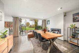 Te koop: stijlvol gerenoveerde woning met loods en grote tuin in Zwevegem. <br /><br />In Zwevegem-Heestert, op een ruim perceel van 2.700 m², bevindt zich deze stijlvolle, energiezuinige woning met loods van 300m².<br />De eigendom combineert modern wooncomfort met praktische werkruimte — ideaal voor wie wonen en werken wil verenigen in een groene, rustige omgeving.<br /><br />Wat maakt dit pand uniek?<br />De woning verwelkomt je met een inkomhal met inmaakkasten, gezellige zithoek, lichtrijke eetplaats, en een moderne leefkeuken met gasvuur en zicht op de tuin. Verder zijn er een speelkamer/bureau, een badkamer en ruime berging/wasplaats met heel wat kastruimte op het gelijkvloers. <br />Op de eerste verdieping bevinden zich drie slaapkamers met ingemaakte kasten en airco (waarvan één met dressing) en een 2de stijlvolle badkamer. <br />De tot in de puntjes afgewerkte 2de verdieping kan dienstdoen als bureau of als masterbedroom/polyvalente ruimte. <br /><br />De loods van 300 m² beschikt over twee sectionale poorten en biedt talloze mogelijkheden — ideaal voor zelfstandigen, opslag of autoliefhebbers.<br /><br />Deze woning werd volledig vernieuwd met oog voor kwaliteit en duurzaamheid: vloerverwarming op gas, 16 zonnepanelen, laadpaal, dubbel glas in hout en aluminium en airco-installaties van 2024. De rustige ligging en het prachtig open uitzicht maken het plaatje compleet.<br /><br />Voor wie is dit ideaal?<br />Perfect voor gezinnen of ondernemers die een energiezuinige en instapklare woning zoeken met werk- of opslagruimte, in een groene en goed bereikbare omgeving.<br /><br />Te koop via Immo Beguin, jouw vastgoedexpert sinds 2009n met kantoren in Ronse, Waregem, Kortrijk, Deinze, Doornik en Lessines.<br /><br />Afspraak via feline@immobeguin.be<br /><br />*AI: de voorgevel werd wit geschilderd met AI