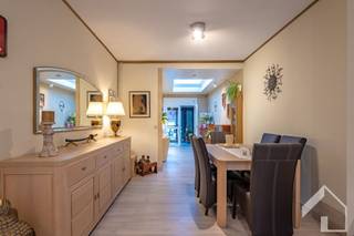 <p><span>Ruime gezinswoning met 4 slaapkamers, tuin en grote kelder</span></p><p><span>Op zoek naar een ruime woning met tal van mogelijkheden? Deze verzorgde gezinswoning beschikt over maar liefst </span><span>4 volwaardige slaapkamers</span><span> en biedt alle comfort voor een groot gezin.</span></p><p><span>De inkomhal geeft toegang tot een aangename </span><span>leefruimte</span><span> die naadloos aansluit op de </span><span>ruime, volledig uitgeruste keuken</span><span>, ideaal voor wie graag kookt en gezellig samenkomt. Achteraan de woning heeft u nog een apart toilet en een handige wasplaats/berging.</span></p><p><span>De woning beschikt eveneens over een </span><span>vernieuwde badkamer</span><span>, uitgerust met een toilet en afgewerkt met oog voor comfort en functionaliteit.</span></p><p><span>Buiten geniet u van een aangename </span><span>tuin</span><span> met een </span><span>groot tuinhuis</span><span>, perfect voor extra opslag, hobbyruimte of het stallen van fietsen en tuinmateriaal. Achteraan de tuin bevindt zich een </span><span>servitudeweg</span><span>, wat zorgt voor een praktische achteruitgang.</span></p><p><span>Extra troeven zijn de </span><span>grote kelder</span><span>, die heel wat bergruimte biedt, goede EPC C en de gunstige indeling van de woning.</span></p><p><span>Verder bestaat er de mogelijkheid om een garagebox over te nemen. </span></p><p><span>Een ideale woning voor gezinnen die op zoek zijn naar ruimte, comfort en een praktische ligging.</span></p><p><span>Troeven op een rij:</span></p><ul><li><span>4 volwaardige slaapkamers </span></li><li><span>Vernieuwde badkamer met toilet </span></li><li><span>Apart gastentoilet </span></li><li><span>Ruime leefruimte </span></li><li><span>Volledig uitgeruste keuken </span></li><li><span>Grote kelder </span></li><li><span>Aangename tuin met groot tuinhuis </span></li><li><span>Achteruitgang via servitudeweg </span></li><li><span>EPC C</span></li></ul><p><span> </span></p><p><span>Plan je graag een bezoek? 0492/39.16.32 (Jelle) | info@immomk.be - ook voor een correcte waardebepaling kan u bij ons terecht.</span><span> </span></p><p><span> </span></p>
