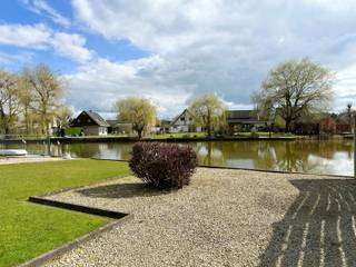 In een kindvriendelijke en rustige omgeving bevindt zich deze verzorgde vrijstaande woning met een adembenemend zicht op een natuurvijver. Hier geniet u van rust, ruimte en groen, terwijl de zonnige tuin aan het water uitnodigt tot ontspanning.<br /><br />Troeven van deze woning:<br />✅ Perceel van 595m² + gebruiksrecht op een extra perceel van 361m² aan de vijver<br />✅ Zonnepanelen (36 stuks met certificaten - 2010) – bespaar op uw energiekosten<br />✅ Gerenoveerde keuken en vernieuwde binnendeuren (2015) <br />✅ Recent aangelegd terras (2023) met aluminium pergola en draaibare lamellen<br />✅ Zwembad (2008) met mooi aangelegde tuin – inclusief grasrobot!<br />✅ Automatische poort en elektrische rolluiken op het gelijkvloers voor extra comfort en veiligheid<br /><br />Binnen:<br />Bij binnenkomst verwelkomt de inkomhal u met een gastentoilet en ruimte voor een vestiairekast. De ruime woonkamer biedt plaats voor een zithoek, eethoek en bureauruimte, met een schuifraam naar het overdekte terras en de tuin. De open keuken is volledig ingericht met Siemens-toestellen en grenst aan een praktische berging met buitendeur. Onder de trap is er een tweede berging voorzien.<br />Op de eerste verdieping vindt u een nachthal, drie ruime slaapkamers en een ingerichte badkamer met vernieuwd ligbad en douche. Via een zolderluik met trap in de nachthal is er toegang tot een ruime bergzolder.<br /><br />Buiten:<br />De buitenruimte is een waar paradijs: een groot vernieuwd terras, een zwembad, een tuinhuis en een adembenemend uitzicht op de natuurvijver.<br />Bent u op zoek naar een instapklare woning waar rust en natuur samenkomen? Contacteer ons voor een bezichtiging!