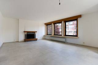 Dit recent gerenoveerd appartement is mooi gelegen aan het marktplein van Haasdonk, op wandelafstand van winkels, scholen en vlakbij de E17...