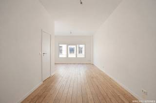 Op zoek naar een instapklaar appartement op een toplocatie? Dit volledig gerenoveerde en lichtrijke triplex appartement bevindt zich op een gegeerde ligging, vlakbij winkels, openbaar vervoer en op wandelafstand van het trendy Zuid.<br /><br />Op de eerste verdieping geniet je van een aangename, lichtrijke leefruimte met aansluitend een open keuken en apart gastentoilet. De tweede verdieping biedt plaats aan een eerste slaapkamer en een moderne badkamer ingericht met een ruime inloopdouche, toilet en dubbele lavabomeubel. Op de derde verdieping bevindt zich de tweede slaapkamer, ideaal als master bedroom, bureau of hobbyruimte.<br /><br />Het appartement werd grondig gerenoveerd en is volledig klaar voor een eerste bewoning.<br /><br />Beschikbaar vanaf 1 april 2026. De laatste afwerkingswerken zijn momenteel in volle uitvoering.<br /><br />Bovendien beschikt het appartement over een gunstige EPC-score, wat zorgt voor een energiezuinig en comfortabel woonklimaat.