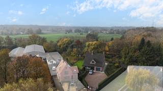 Dit landhuis met uitzonderlijke grond aan werd opgetrokken in 1988 met zeer degelijke en duurzame materialen in een mooie landelijke stijl...