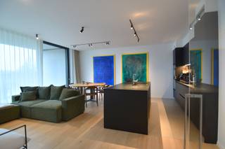 Dit luxueuze appartement met 2 slaapkamers, prachtige inrichting en uniek zicht op de Leie met een topligging in hartje Kortrijk mag terecht een pareltje worden genoemd.<br /><br />Gelegen op de eerste verdieping in de residentie "SENZAFINE" gebouwd in 2021, volledig smaakvol ingericht alsook voorzien van verlichting.<br /><br />Bij het binnenkomen komt u in de inkomhal met aansluitend een enorm lichtrijke, grote leefruimte die onmiddellijk een "wauw" gevoel opwekt. Door de vele raampartijen geniet u van een schitterende lichtinval met daarnaast een uniek water-zicht. Ook de open keuken, die geïntegreerd werd in deze ruime woonkamer, is voorzien van de allerbeste materialen en toestellen. Aanliggend nog een handige extra bergruimte.<br /><br />Verder is er de kwalitatieve badkamer met douche, bad, dubbele lavabo en toilet met daarnaast 2 slaapkamers. <br /><br />Vanuit de leefruimte is er toegang tot het mooie ruime terras waar men geniet van een open Leiezicht.<br /><br />Energiezuinigheid troef, voorzien van hoogrendementsbeglazing, sterke isolatie en vloerverwarming alsook aangename zuidelijke oriëntatie. <br /><br />Huurprijs: 1.200 EUR + 70 EUR syndic of een totaal van 1.270 EUR<br />Adres: Doornstraat 5/13, 8500 Kortrijk<br />Onze referentie: DEV4942