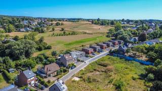 Een uitzonderlijk gelegen villabouwgrond van 9a 61ca !<br /><br />Perceeloppervlakte: 9a 61ca<br />Bestemming: 1 ééngezinswoning (open bebouwing) <br />Oriëntatie tuin: Oostelijk<br />Bouwdiepte: 15,00m gelijkvloers / 12,00m verdieping<br /><br />Stedenbouwkundige inlichtingen in aanvraag.