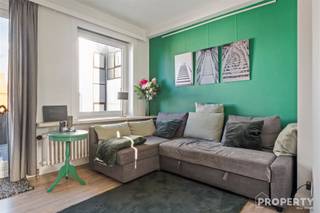 Dit moderne eenslaapkamerappartement biedt aangenaam wonen in het hartje van Oostende. Een uitstekende keuze als vaste woonst, tweede verblijf of investeringLigging:Het appartement is gelegen in de Sint-Sebastiaansstraat 7 te Oostende, een rustige maar uiterst centrale locatie. Op wandelafstand vindt u winkels, horeca, openbaar vervoer en het strand.Indeling:Het appartement bevindt zich op het bovenste verdiep. Via de inkomhal komt u in de gezellige leefruimte met open keuken. Aansluitend is er een terras, ideaal om even te ontspannen.De hal geeft verder toegang tot de ruime slaapkamer en de moderne badkamer, die is uitgerust met een inloopdouche. Troeven:- zeer modern en instapklaar appartement- centrale ligging - EPC met C-label Voor meer informatie of een bezoek, contacteer ons via 056 96 08 00 of info@property-vastgoed.be