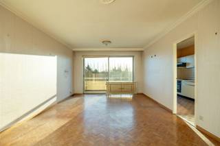 <p><span>Dans un endroit agréable à Ekeren, cet appartement bien entretenu est </span><span>situé au troisième étage</span><span>, accessible par ascenseur. L'appartement dispose d'</span><span>une chambre à coucher</span><span>, d'un </span><span>débarras privé en sous-sol</span><span> et d'un </span><span>garage compris dans le</span><span> prix</span><span>.</span></p><p><span>L'entrée se fait par le hall d'entrée avec vestiaire. La </span><span>salle de séjour lumineuse</span><span> est divisée en un confortable salon et une salle à manger et s'ouvre sur la </span><span>terrasse qui s'étend sur toute la largeur de l'appartement</span><span>. La cuisine est pratique et s'intègre parfaitement à l'espace de vie.</span></p><p><span>L'appartement comprend également un hall de nuit avec </span><span>un espace de rangement et des toilettes séparées</span><span>, une </span><span>chambre spacieuse</span><span> et une </span><span>salle de bains avec lavabo et baignoire</span><span>.</span></p><p><span>Un appartement confortable avec un espace extérieur, un espace de stockage supplémentaire et une facilité de stationnement, idéal comme résidence privée ou investissement.</span></p><p><span>Intéressé(e) ?</span><span> Contactez Sofie pour plus d'informations ou pour une visite à 036466655 ou sofie@sinjoor.be</span></p>