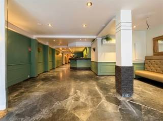 <p><span>ANVERS - Près du Meir : 5A, rue Otto Venius – local commercial au cœur d'Anvers</span></p><p><span> </span></p><p><span>DESCRIPTION :</span></p><p><span> </span></p><p><span>Situé rue Otto Venius, une agréable rue latérale du célèbre Meir, ce local commercial bénéficie d'un emplacement particulièrement central et intéressant sur le plan commercial, en plein cœur d'Anvers.</span></p><p><span>Cet emplacement allie la forte fréquentation et la visibilité du Meir au caractère d’une rue commerçante plus calme.</span></p><p><span>Le local était auparavant exploité comme restaurant et offre donc des possibilités intéressantes pour un nouveau commerce ou un concept de restauration.</span></p><p><span> </span></p><p><span>Aucun prix de reprise n’est applicable.</span></p><p><span>Grâce à sa situation centrale et à la proximité du Meir, des principales rues commerçantes et du centre-ville, cet immeuble constitue un point de départ intéressant pour les entrepreneurs à la recherche d’un emplacement commercial à Anvers.</span></p><p><span> </span></p><p><span>CARACTÉRISTIQUES :</span></p><p><span> </span></p><p><span>* Score PEB B avantageux</span></p><p><span>* Surface de 222 m² (selon l’EPB)</span></p><p><span>* Emplacement central au cœur d'Anvers, à quelques pas du Meir</span></p><p><span>* Adapté à divers usages commerciaux</span></p><p><span>* Ancien établissement de restauration, ce qui rend l'espace intéressant pour la restauration et diverses autres activités commerciales</span></p><p><span> </span></p>
